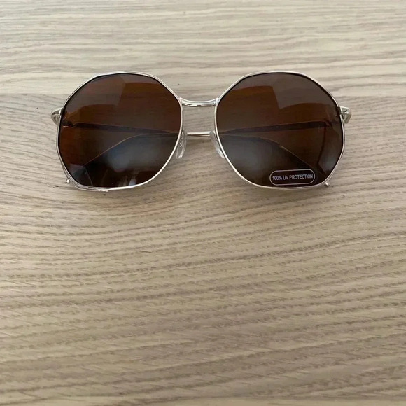 🆕Fashion Gold Metal Frame Sunglasses🆕 - Picture 1 of 5